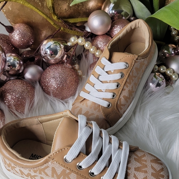 Michael Kors Toddler/Big Kid Sneakers - Picture 2 of 8